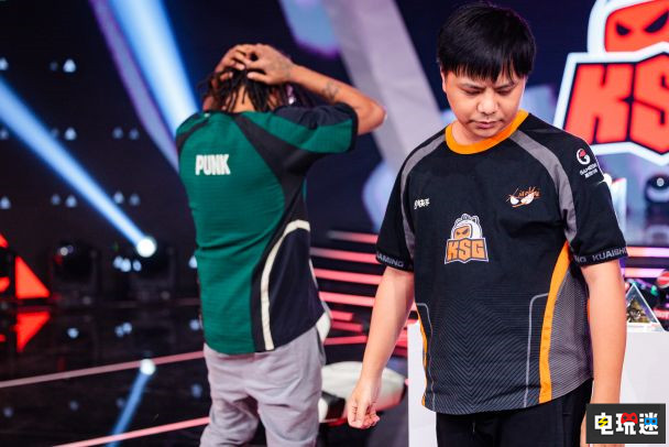 EWC《街头霸王6》Punk提前开香槟 小孩丝血反杀贡献名场面 格斗游戏 电竞 PUNK 小孩 街头霸王6 EWC 电玩迷资讯  第1张